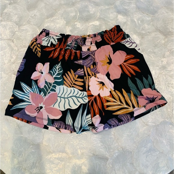 BRAND new, never worn, Bailey Lane, smocked waist knit shorts-size 8-10 - Picture 2 of 5